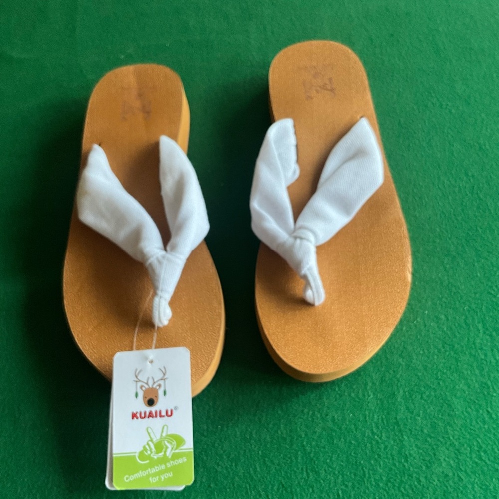 NWT kuailu size 8 sandals